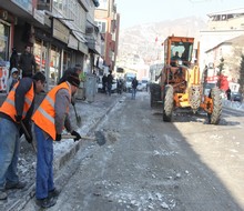 Karayolları buzla mücadele etti