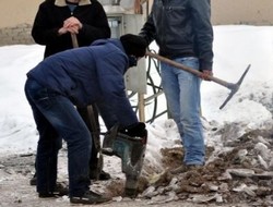 Yüksekova'da su şebekeleri dondu