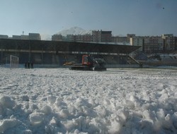 Şehir stadı kardan temizlendi