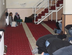 Suriyeli dilenciler cami içlerini mesken tuttu