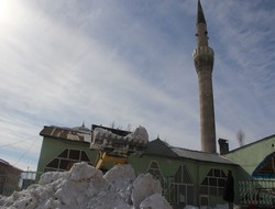 Cami bahçeleri kardan temizleniyor