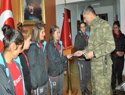 Paşa sporcuları makamında kabul etti