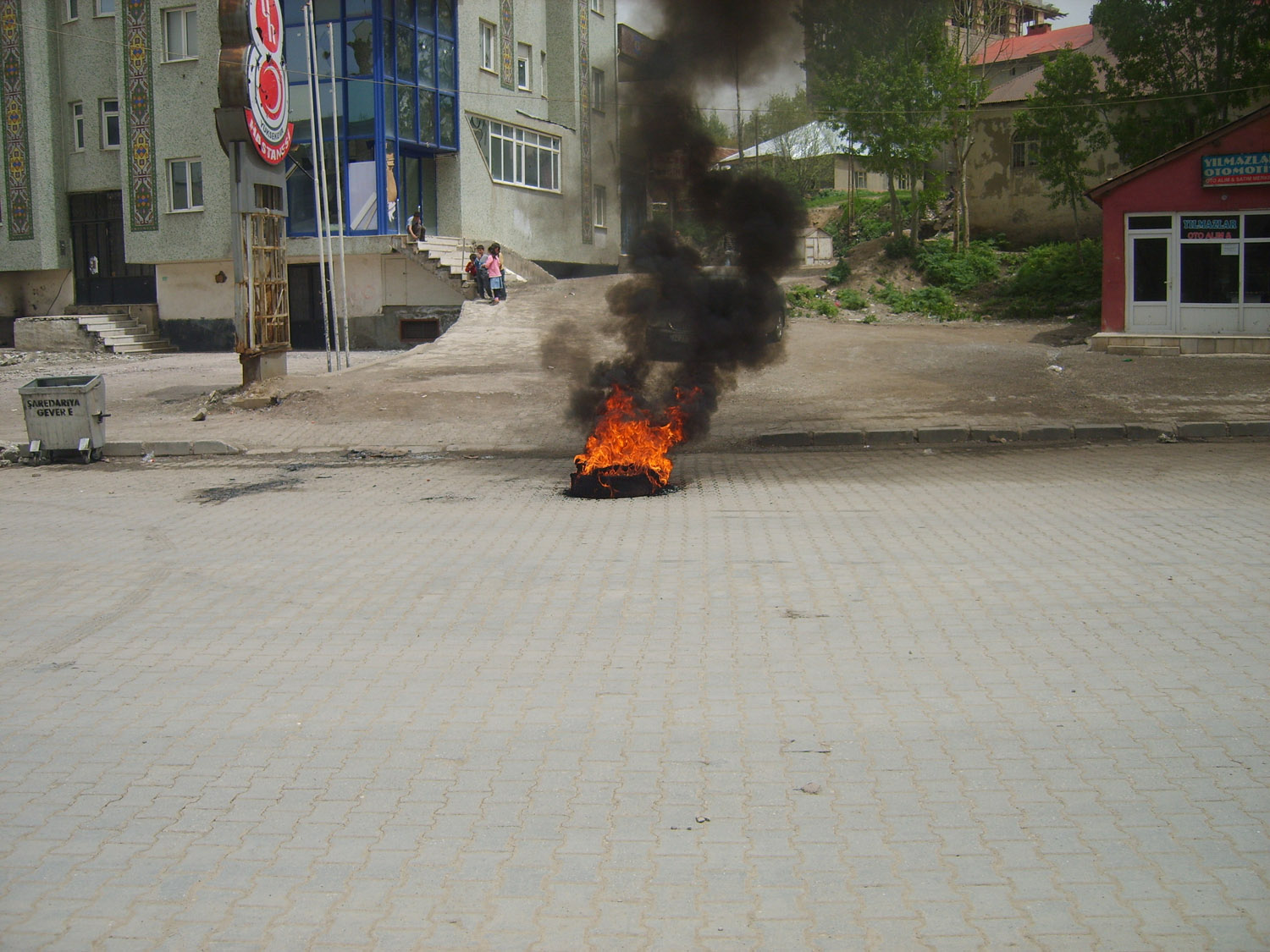 YÜKSEKOVA`DA KISA SÜRELİ OLAYLAR ÇIKTI