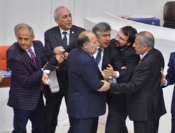 CHP'li vekilin burnu kırıldı