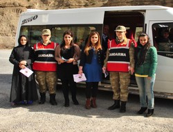 Kadın jandarmalar hediye dağıtt