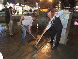 Eş başkan vekili caddeleri yıkadı
