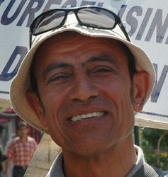 BU ÖĞRETMEN HAKKARİ`YE YÜRÜYOR