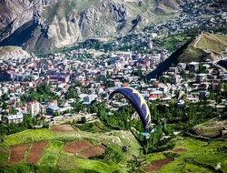 Hakkari'de yamaç paraşütü