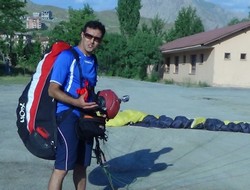 Eşi için 2400 rakımdan atladı