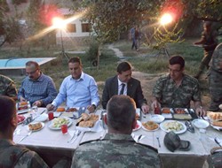 Vali Canbolat iftarını askerlerle açtı