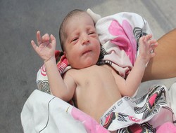 Yeni doğan bebeği çöpe attılar