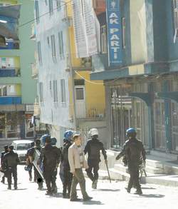 AK PART BİNASIİ KORUNMAYA BAŞLANDI