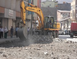 Tahrip olan yollar sil baştan onarılıyor,,,