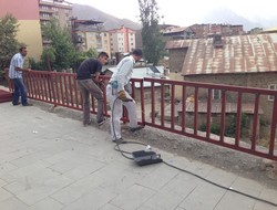 Tehlikeli yaya kaldırımlara korkuluk yapıldı,,,