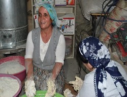 Kadınlar gece yarısı tandır başına geçti