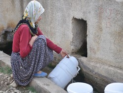 Köylü kadınlar su nöbetinde