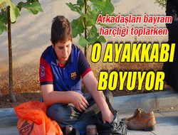 Ayakkabı boyayarak harçlık çıkarıyor