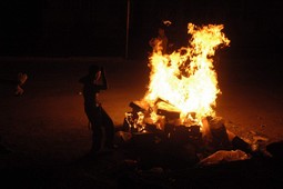 Şehirdeki çöpleri çocuklar yakıyor