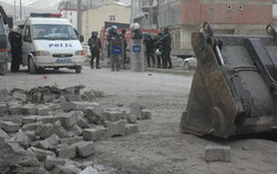 YOLLARDAKİ BARİKATLAR TEMİZLENİYOR