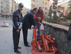 Hakkari'deki refüj dubaları kaldırıldı,,,