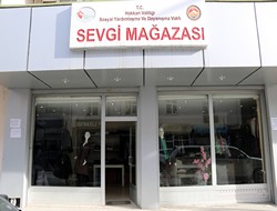 SYDV sevgi mağazasına giyim bağışı