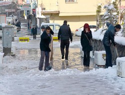 Kaldırımlar buzdan temizleniyor