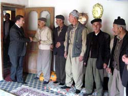 VALİ YARALI ÇOCUĞU  ZİYARET ETTİ