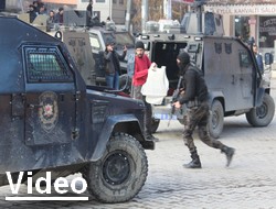 Polis'ten olayları izleyenlere dağılın uyarısı