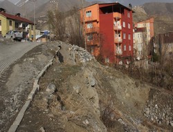 İstinat duvarı çöktü