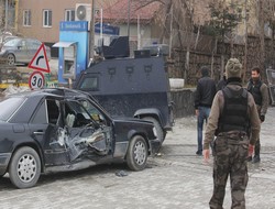 Polis araçları çarpıştı 3 yaralı