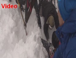 Tatilciler kar kütlesinin altında kaldı
