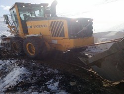 İş makinesi kayarak yan yattı,,,