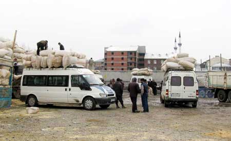 ÇARŞI MİNİBÜSLERDEN TEMİZLENİYOR