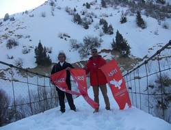 Aktivistler Gezmiş köprüsünde pankart açtı