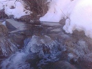 Hakkari'de dereler dondu