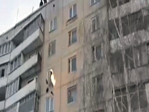Kendini yakan genç çatıdan atladı