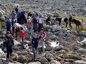 21 yüzyılda eşeklerle su taşıyorlar