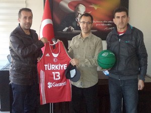 Basketbolun dostu Çukurca kaymakamı