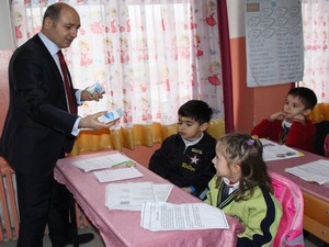 Hakkari'deki okullara süt dağıtıldı