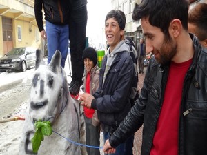 Hakkari’li esnaflar kardan IŞİD heykeli yaptı