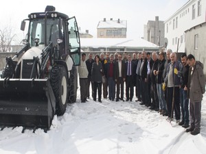 Yüksekova belediyesi yeni iş makinesi aldı