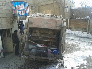 Hakkari'de buzda kayan çöp kamyonu korkuttu