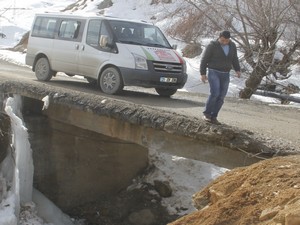 Geçit vermeyen köprü yenilenmeyi bekliyor