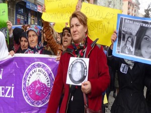 Hakkari’de binlerce kadın “Özgecan Aslan” için yürüdü