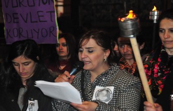 KESK'li kadınlar Özgecan için meşaleli yürüyüş düzenledi