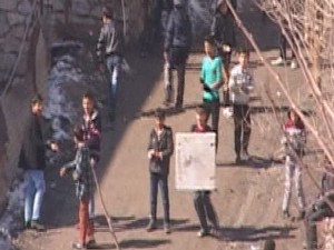Hakkarili çocukların kartopu savaşı