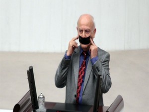 HDP'li vekillerden kürsüde siyah bantlı eylem