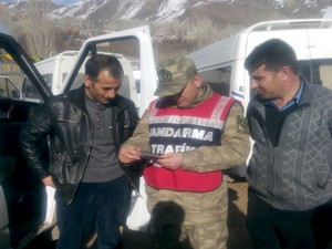 Jandarma okul servis şoförlerini denetledi