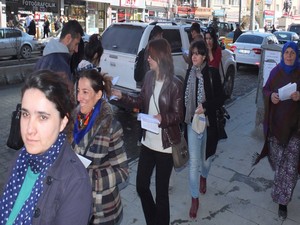 Kadınlar erbaneler eşliğinde bildiri dağıttı