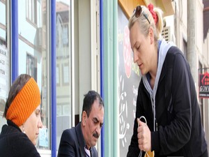 Kadın öğretmen hem kahvecilik hemde lokantacılık yapıyor